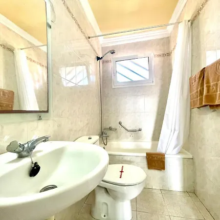 Apartamento Con Acceso Directo En Playa Jardin *
